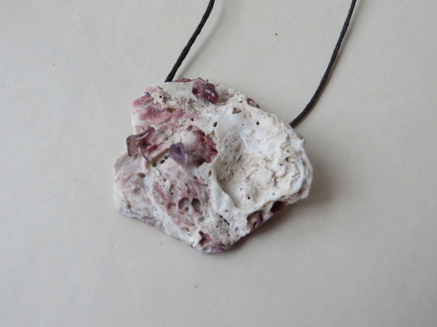 Shell/crystal pendant V