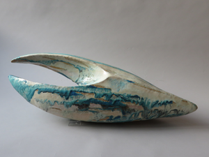 Langs de zee en op het strand vind ik door het water en zand vervormde schelpen en andere voorwerpen. Ik gebruik deze vormen en structuren als uitgangspunt voor mijn zeebeelden.