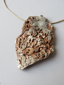 Hangers, als kettinghanger te dragen, gemaakt van een combinatie van natuurvormen gevonden tijdens wandelingen en diverse ander materiaal, voornamelijk kralen. Inclusief koordketting.