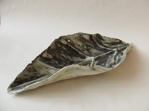 Vormen die op de bodem zijn gevallen; bladeren, koppen van paddenstoelen, resten schelpen enz.