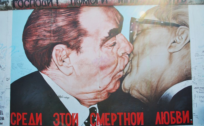 die Mauer (Honecker & Brezhnev)