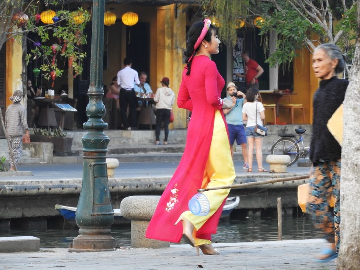lady in ào dài (traditional dress)