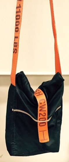Zwarte tas, oranje spanband