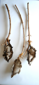 OBJECT - keramische poppen aan Vlinderstruik takken