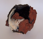 AARDSE KRACHT - stoere keramische werkstukken, opgebouwd uit dikke plakken klei, met structuren van boomschors en verschillende tinten klei,