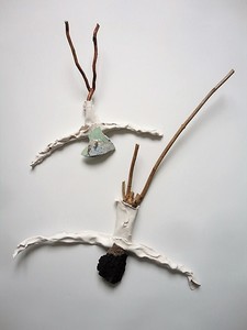 vallende figuren van hout, porselein en scherven