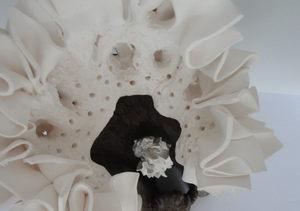 Torso's. Stukken boom met porselein - organisch.