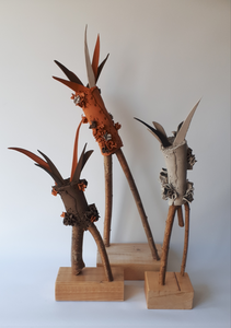 Drie vrolijke figuren in beweging