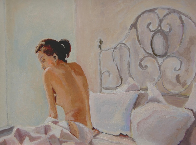 Jonge vrouw zittend op bed