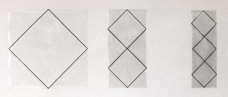 Drie identieke vierkanten waarvan twee verschillend gevouwen