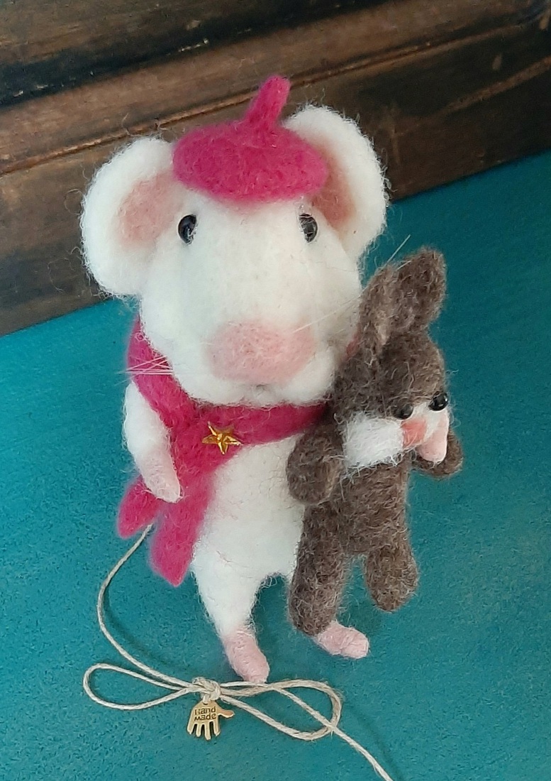 Witte muis met knuffel haasje