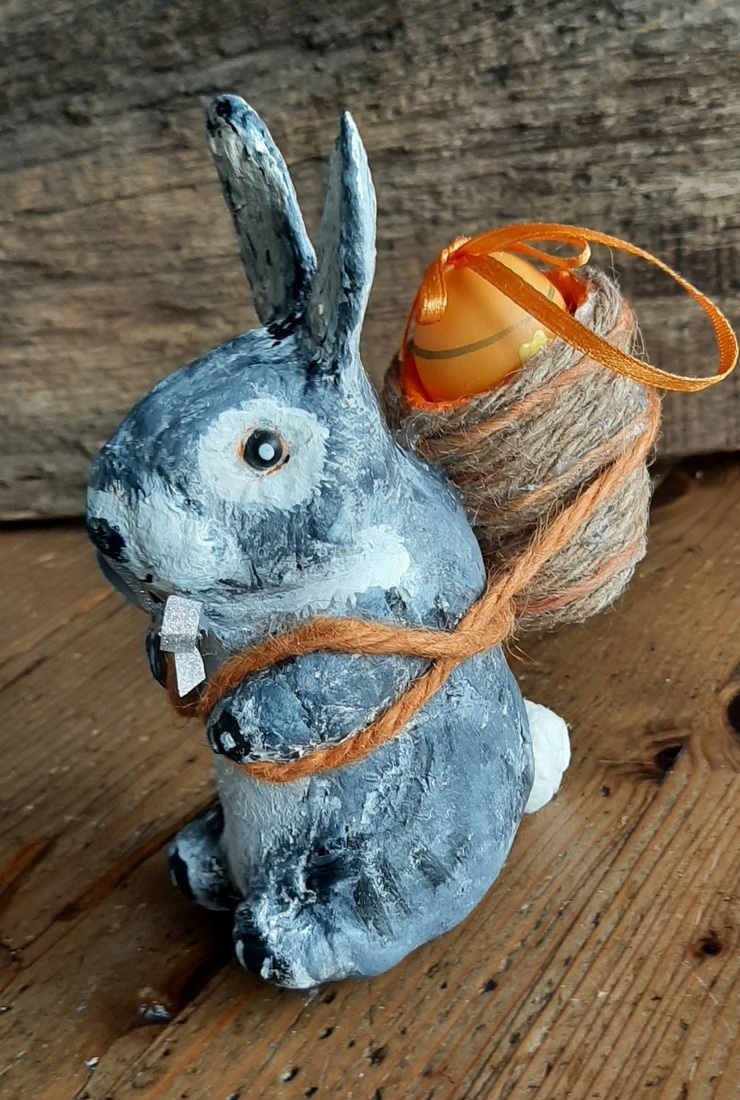 Wattenpopje paashaas grijs met mandje op de rug