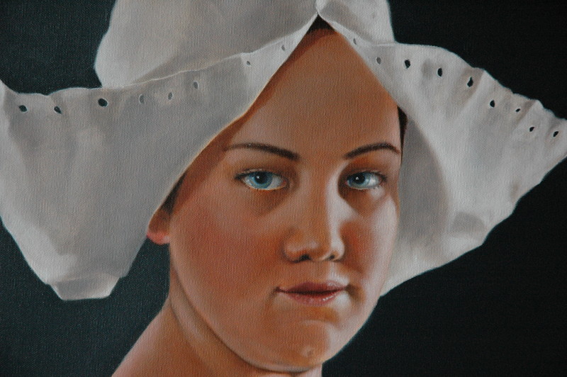 Maartje met papieren muts