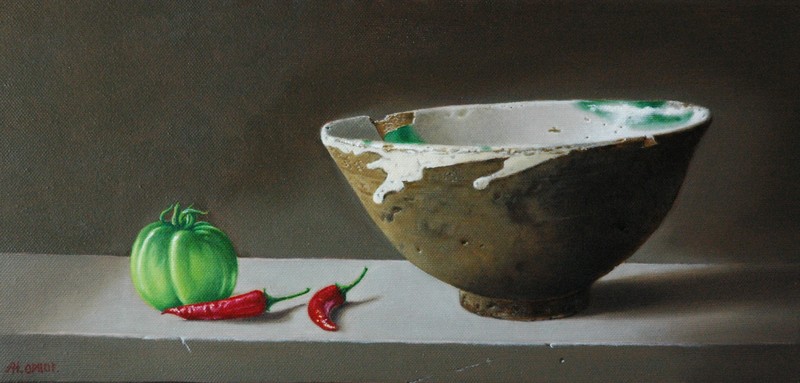 Schaal met groene zebra tomaat en rode pepers.