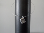 De sieraden zijn gemaakt van onedele materialen zoals aluminium, perspex, rubber en kristallen. Het zijn alle unica. In opdracht maak ik sieraden. U ziet een (verkocht) sieraad en wilt iets soortgelijks dan ga ik voor u aan de slag. Alle sieraden zijn zeer betaalbaar. Ik beleef plezier aan het maken en u aan het dragen.