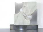 De meeste objecten zijn gemaakt van speksteen en aluminium. Enkele zijn gegoten in brons.
