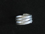 De ringen kunnen besteld worden in uw maat. Draai een draad om uw vinger en meet de lengte. De getoonde steen wordt voor uw ring gebruikt. Het aluminium is dik, dun of gedreven (geplet). De keuze is aan u. De ringen zonder steen zijn alle gedreven. De vorm varieert.