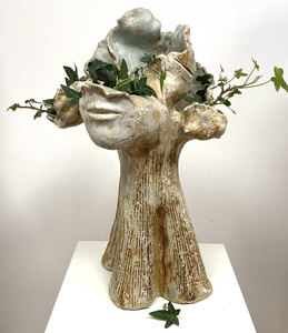 Ik heb de serie ' Bosgeesten' gemaakt: boomachtige vormen waarin delen van gezichten zijn verwerkt. De inspiratie hiervoor komt uit mijn jeugd, toen ik tijdens boswandelingen veel verhalen hoorde waarin boswezens voorkwamen (zoals kabouters, elfen en feeen) die in knoestige, grillig gevormde boomstronken leefden.... 

De beelden kunnen zowel binnen als buiten staan, ze zijn ' winterhard' doordat ze hooggestookt zijn.