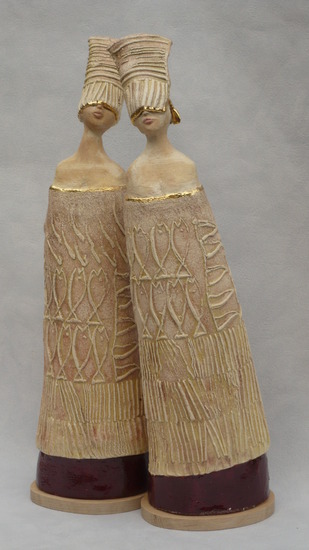 Twee vrouwen beelden met goud luster.