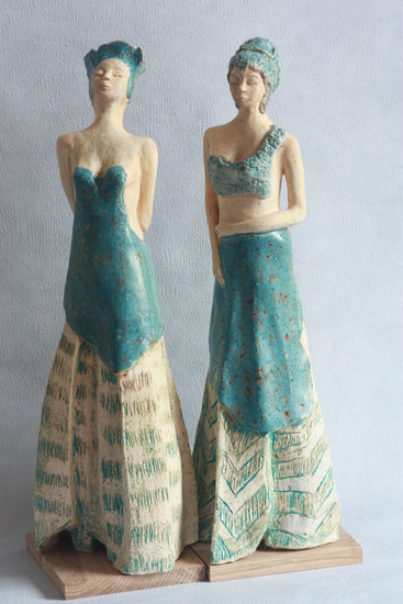 Vrouwen beelden in zeegroen glazuur.