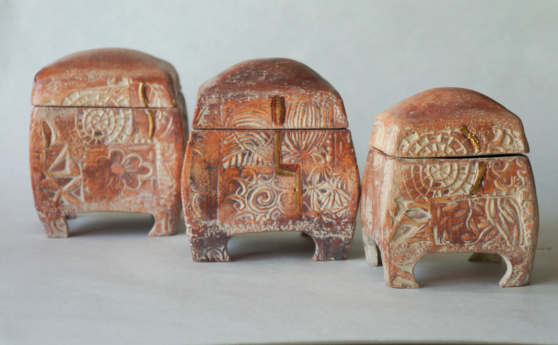 Drie keramische doosjes.