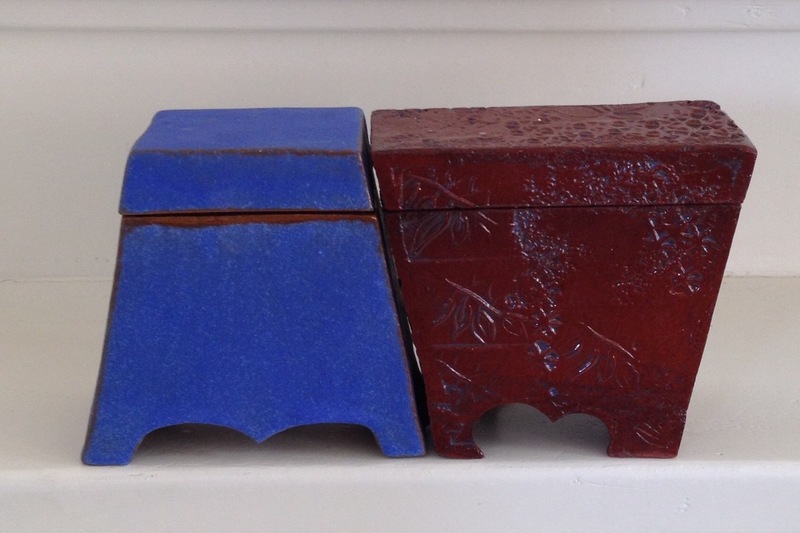 Twee doosjes van keramiek.