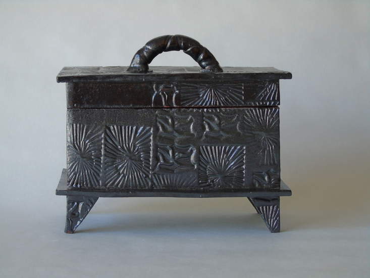 Regenboog luster kleurige doos van keramiek.