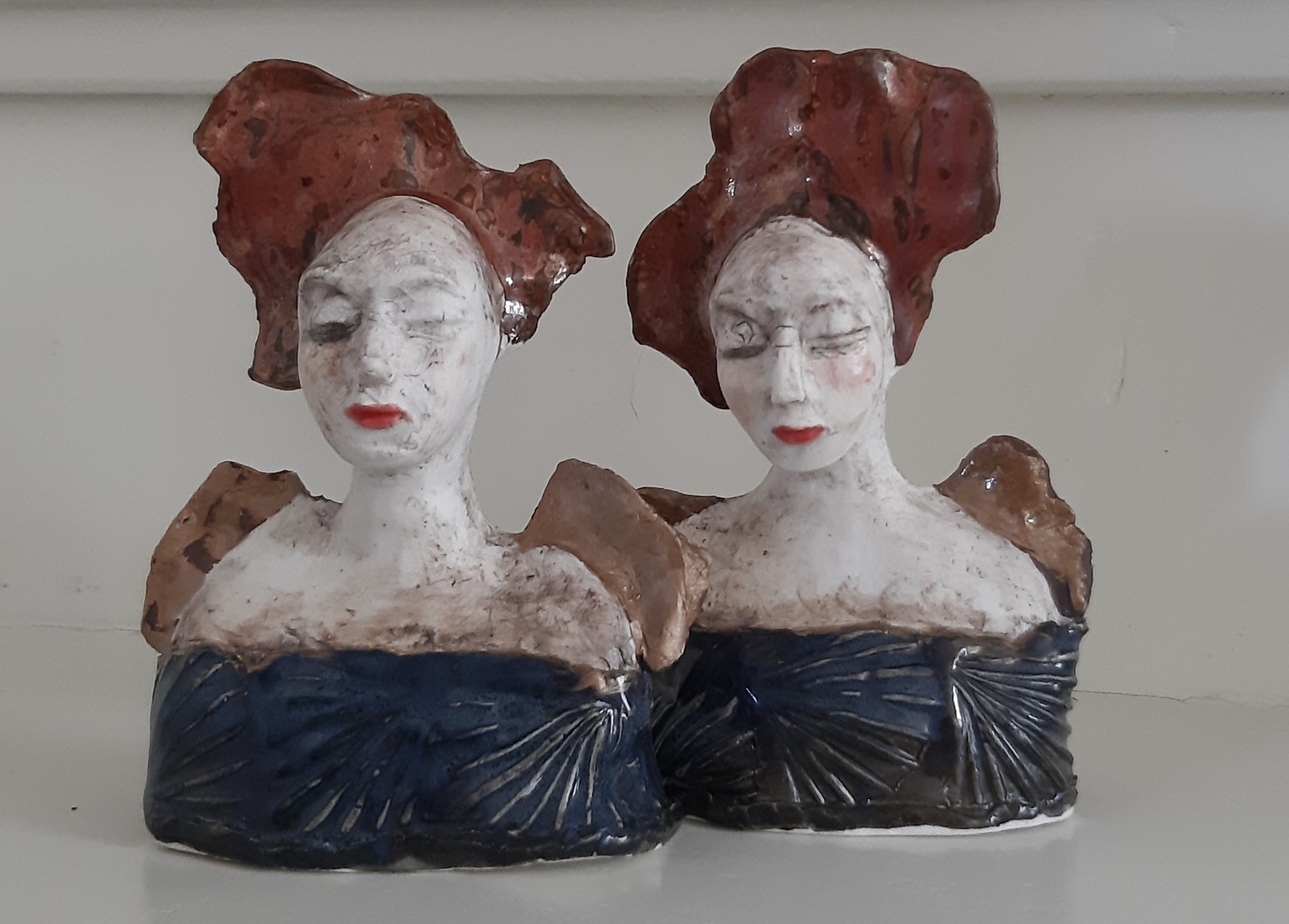 Twee vrouwen porselein.