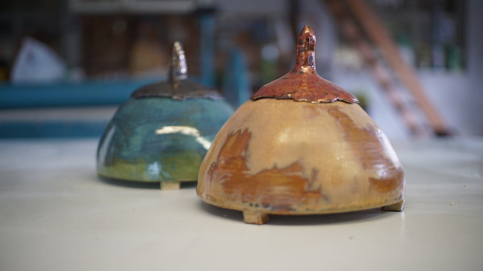 Gedraaide doosjes van keramiek. In combinatie met handvormen.