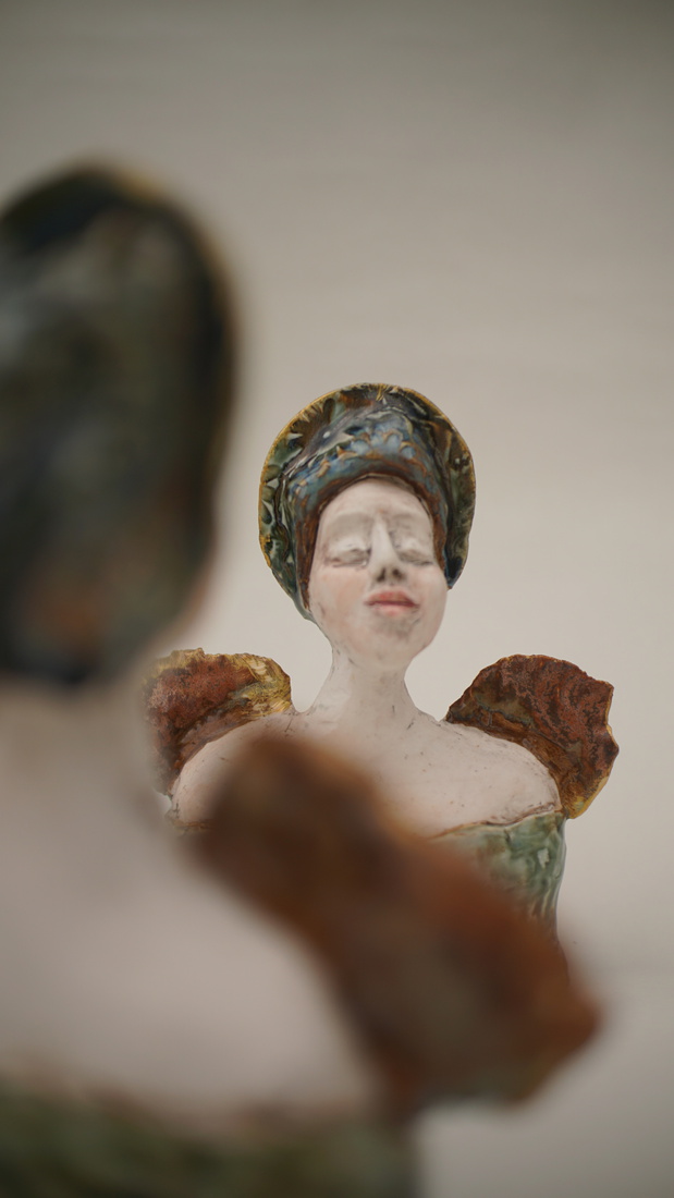 Porselein damesbeeld.