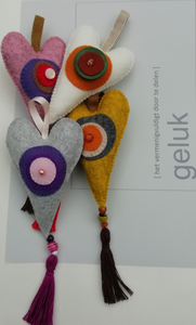 vilten hartjes
handgemaakt van 100% wolvilt
verkrijgbaar in 5 verschillende thema's:
TROOST-HOOP-VRIENDSCHAP-LIEFDE-GELUK