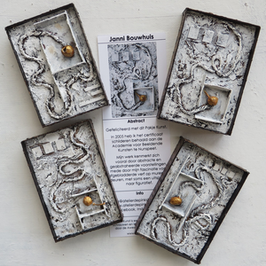 Een overzicht van werken die ik in de afgelopen jaren heb  gemaakt voor Pakje Kunst in Deventer.
Bij boekhandel Praamstra in Deventer hangt een oude sigarettenautomaat waar voor 3 keer 2-euromunten geen pakje sigaretten maar een pakje met een kunstwerkje getrokken kan worden. Diverse kunstenaars uit (de omgeving van) Deventer doen hieraan mee.