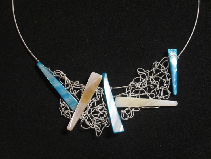 Gebreid collier in blauw/wit