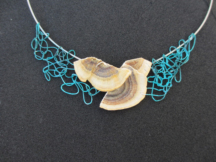 Gebreid collier met geschakelde boomzwammen