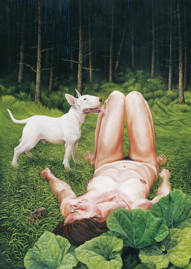 Vrouw met witte hond bij bos