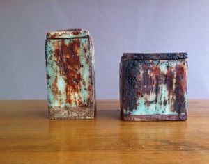 Geometrisch uit plakken, nat en leerhard opgebouwd.