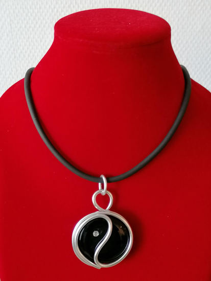 Hanger van zilverkleurig aluminiumdraad