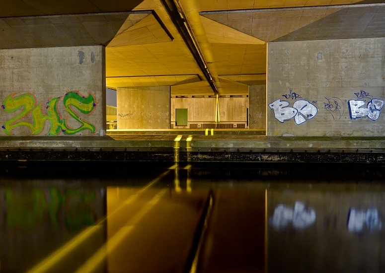 Onder een viaduct