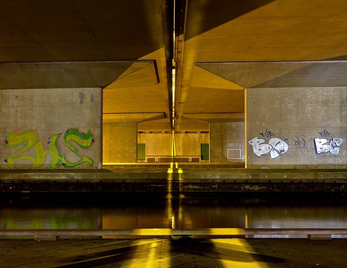 Onder een viaduct