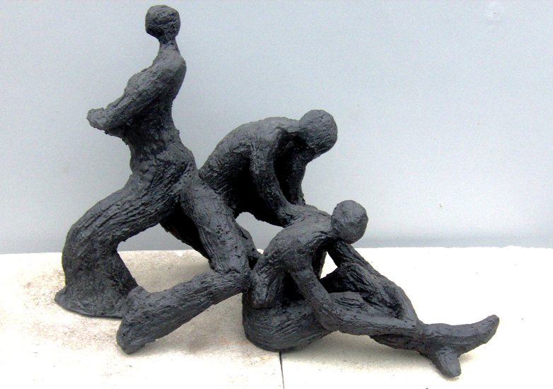 zwart beeld van 3 figuren