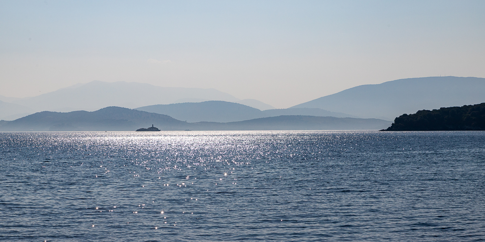 gelaagde bergen van Corfu