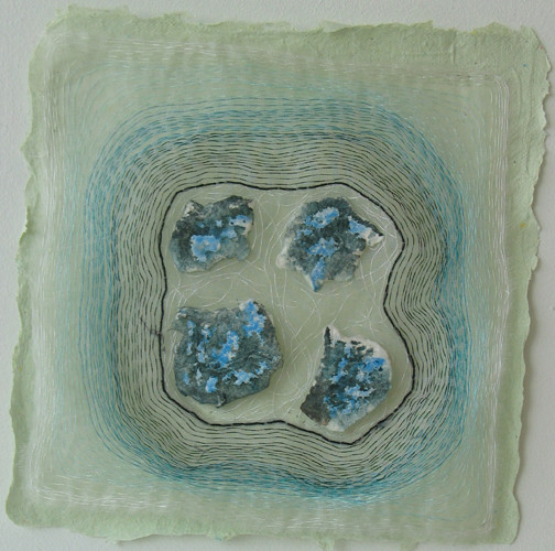 rotsen op groen papier