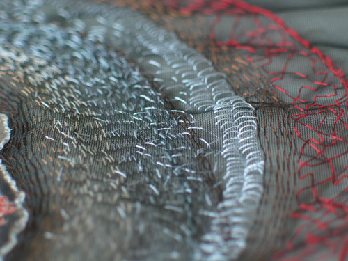 detail van textieltekening 'cirkel in het zwart'