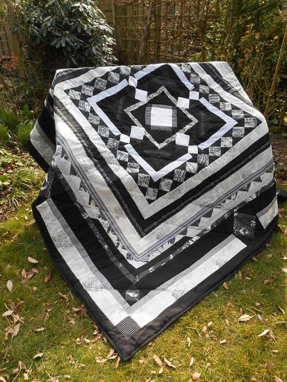 vierkante zwart-witte quilt