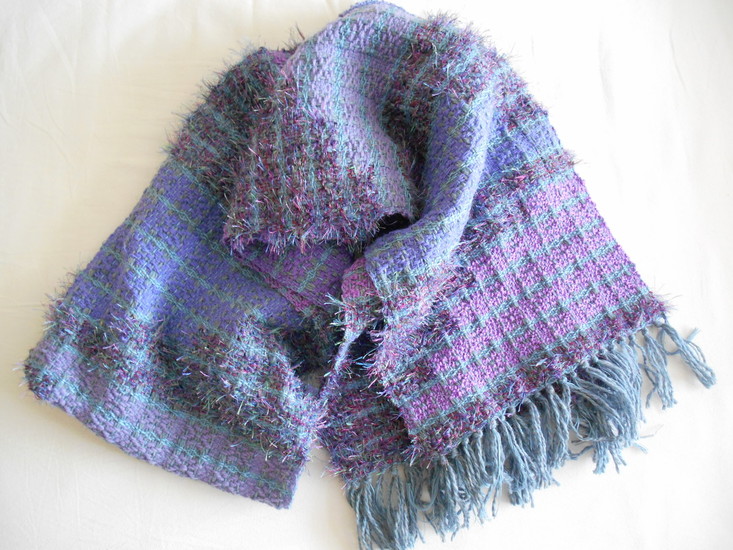 kleurige sjaal met grijsblauwe achtergrond