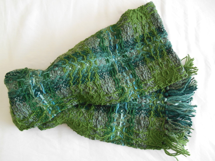 sjaal in verschillend groen met een enkel blauw accent