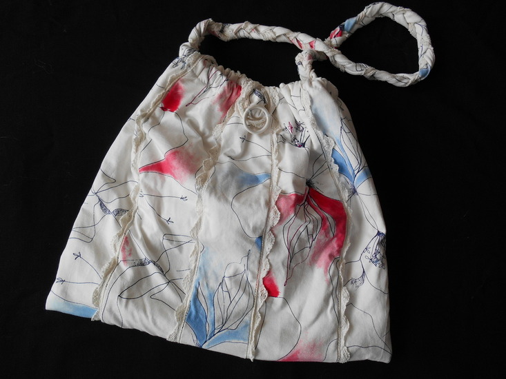 witte tas met rode en blauwe accenten