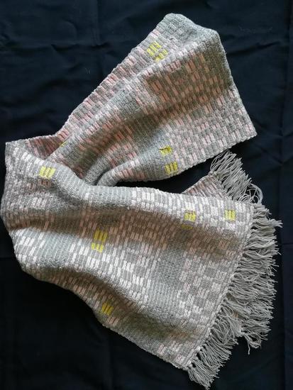 grijze sjaal met wat roze en geel