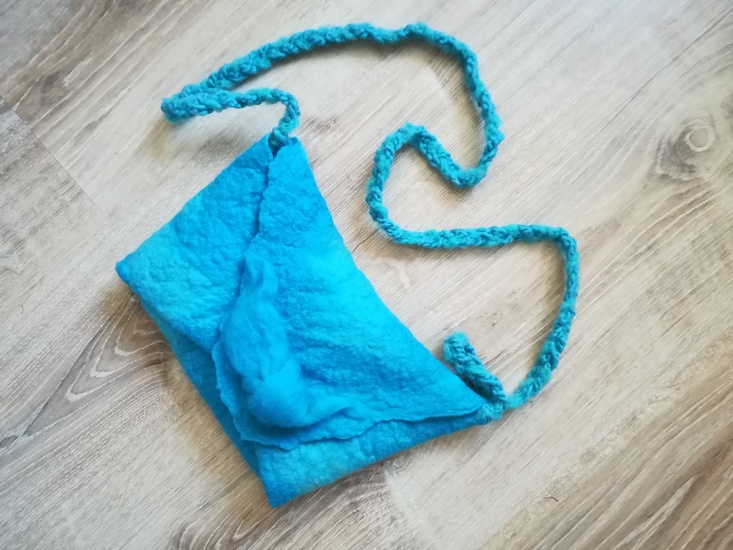 blauw vilten tasje