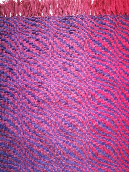 omslagdoek in roodpaarse golven